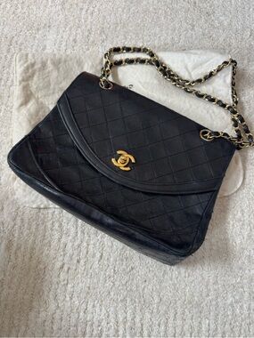 CHANEL Black Quilted Leather Shoulder Bag with Gold Chain